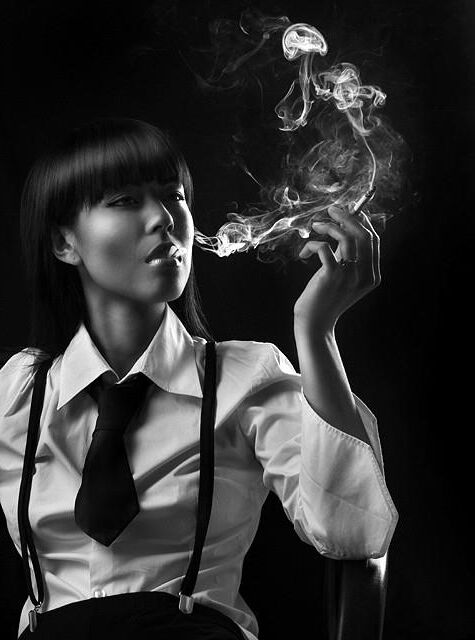 彼女は喫煙者