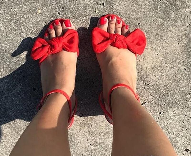 美しい新鮮な赤いペディケーションの足を持つセクシーなアジアのホットワイフ