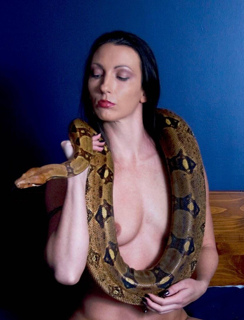 Wenona desnuda fit milf con una serpiente