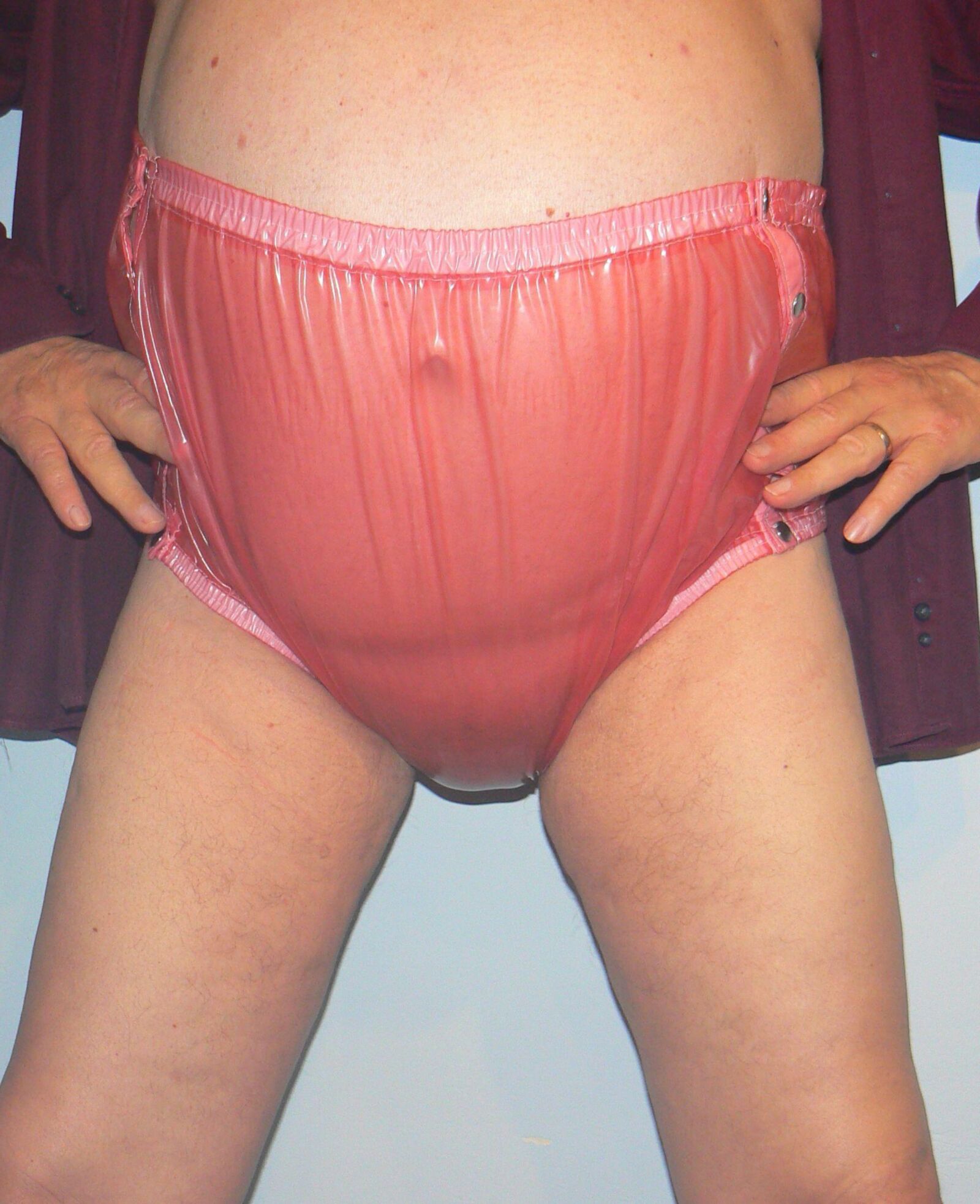 Sissy im rosa Gummihoserl