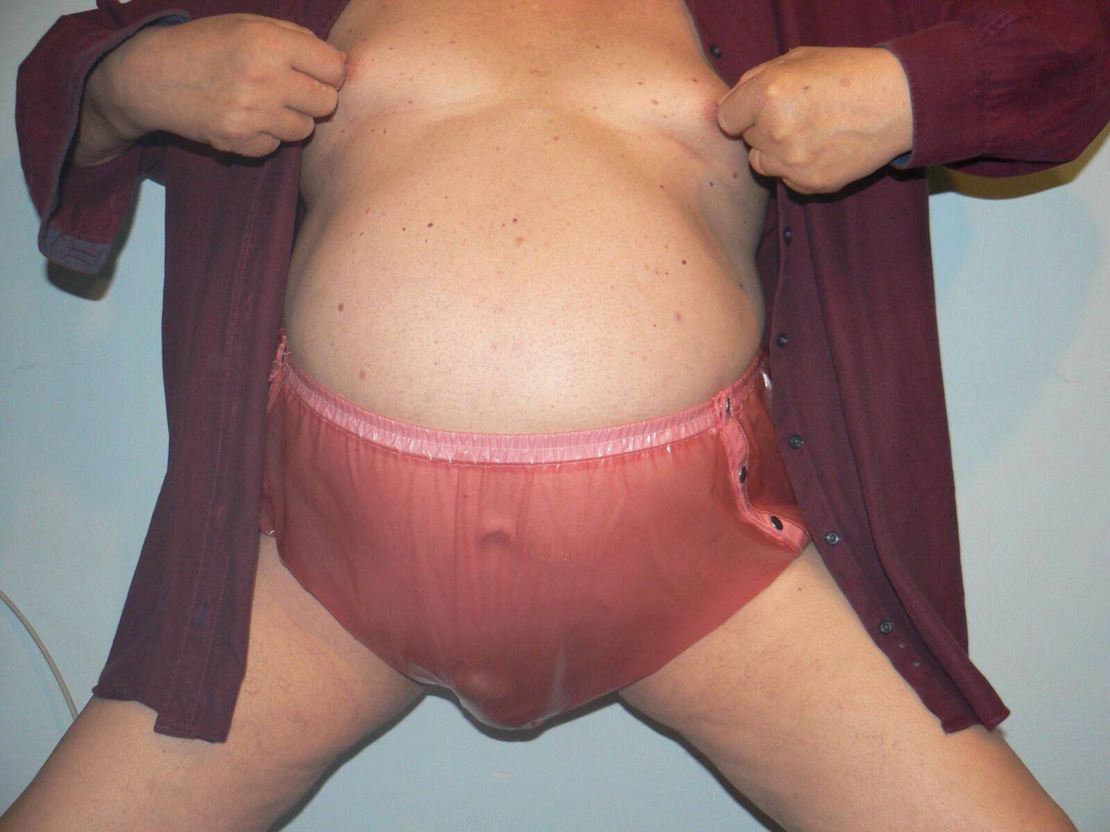 Sissy im rosa Gummihoserl