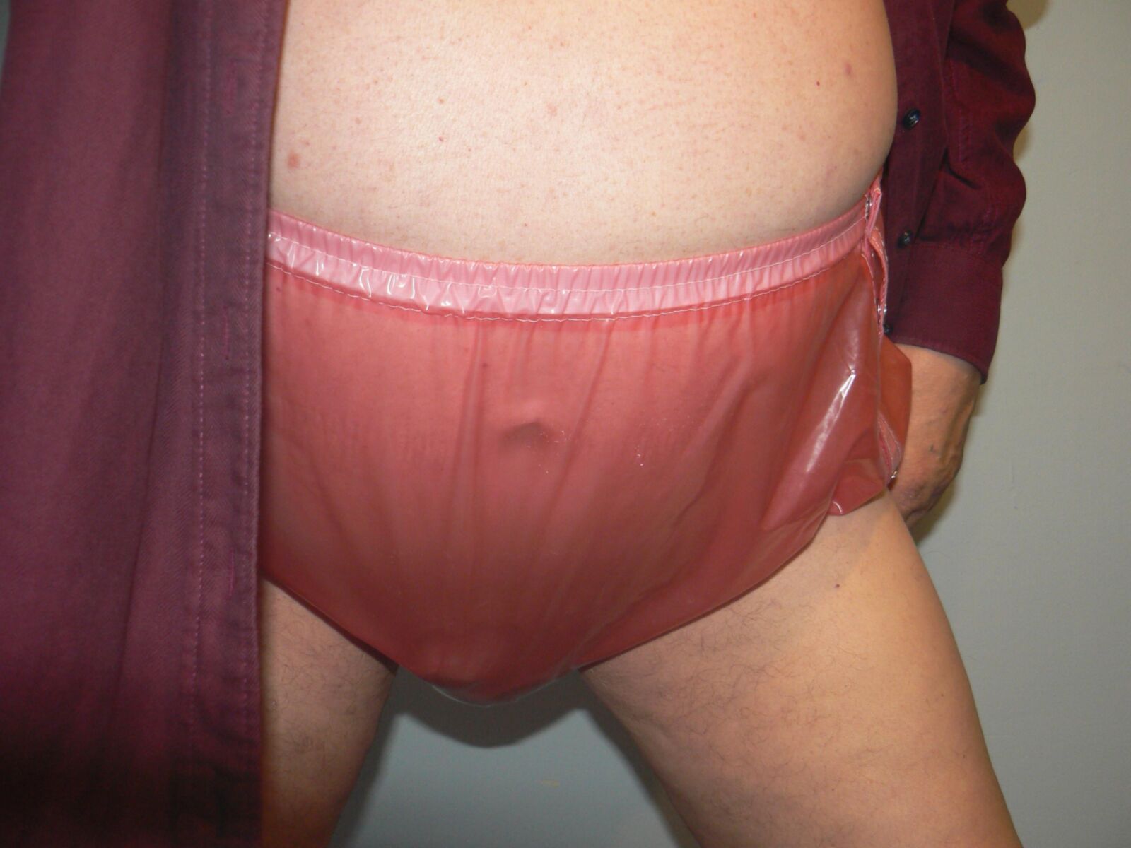 Sissy im rosa Gummihoserl