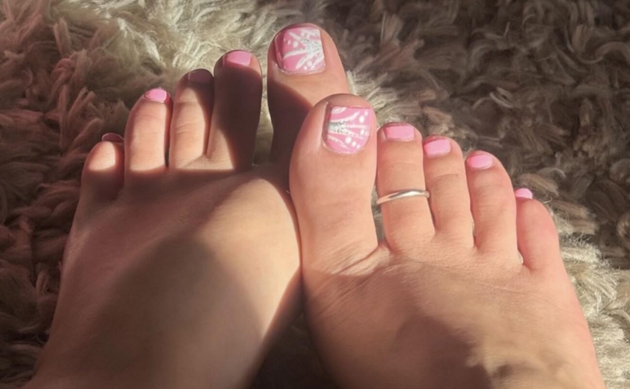 Ash’s light pink toes 