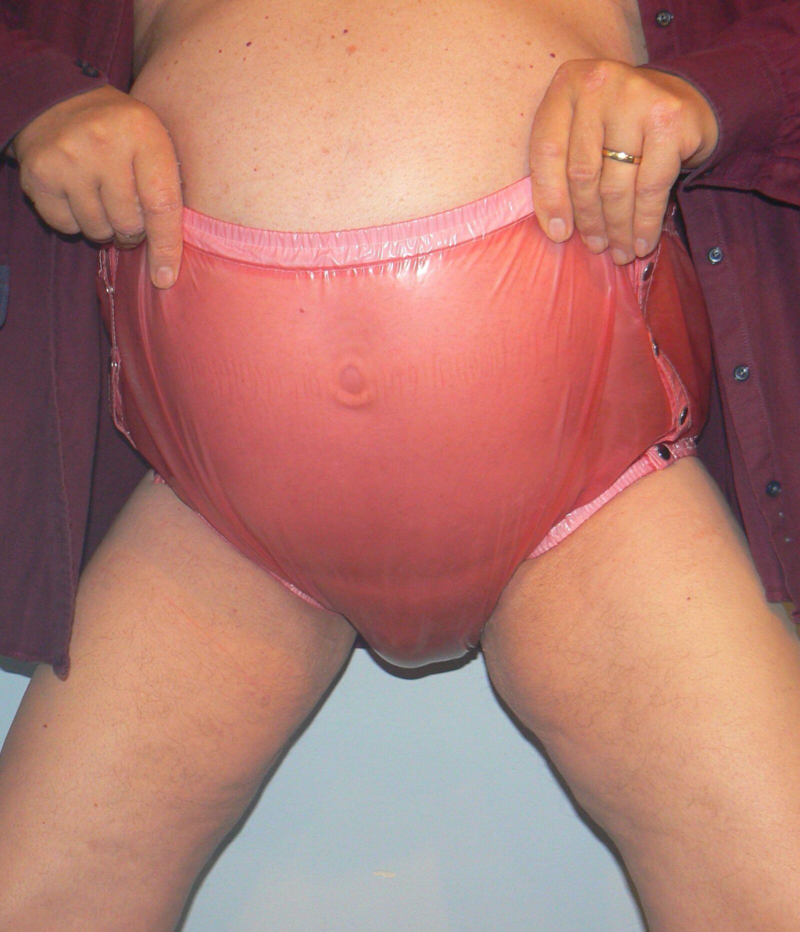 Sissy im rosa Gummihoserl