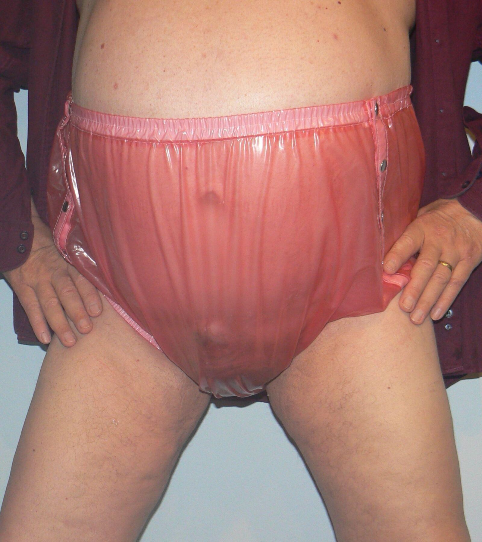 Sissy im rosa Gummihoserl