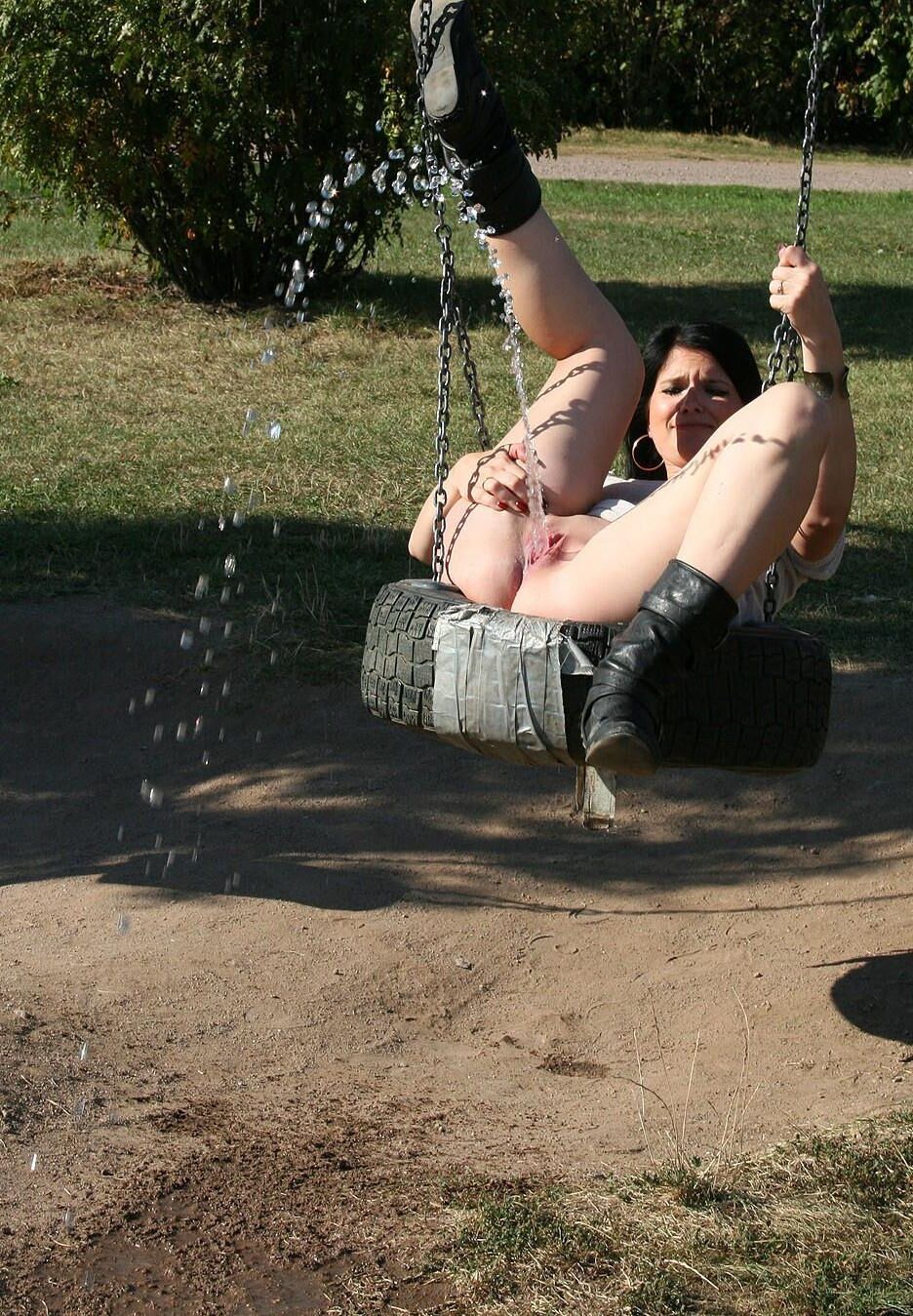 Annika meando en el patio de recreo