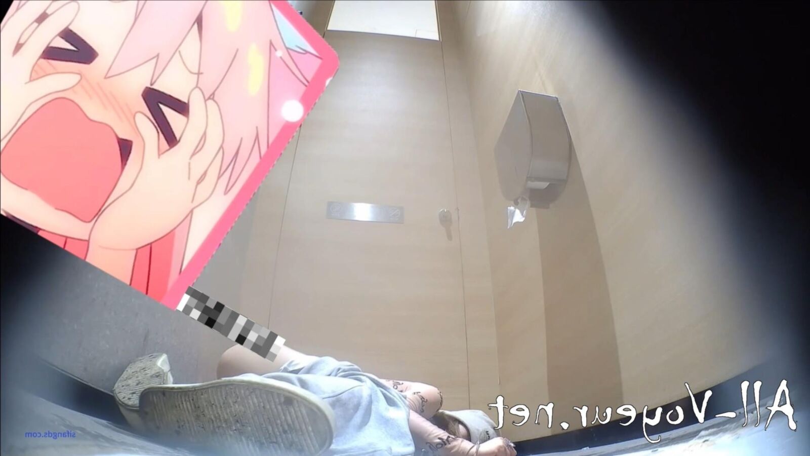Chica borracha en el baño con el trasero hacia arriba