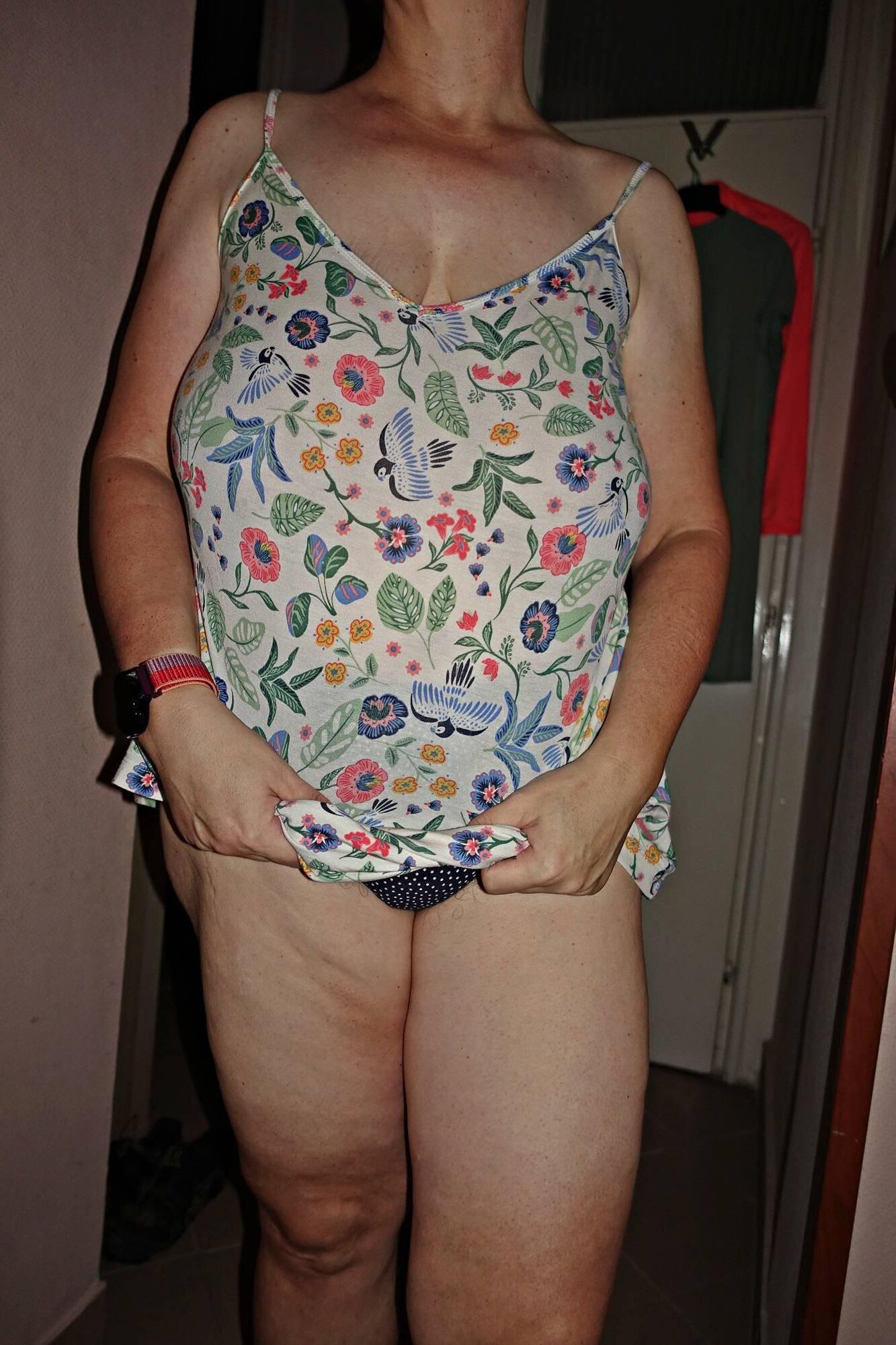 彼女はとても醜いですが、彼女の乳房と腹を見せることが大好きです。