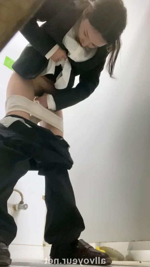 WC Voyeur. Peeing chinese wet hairy pussy 