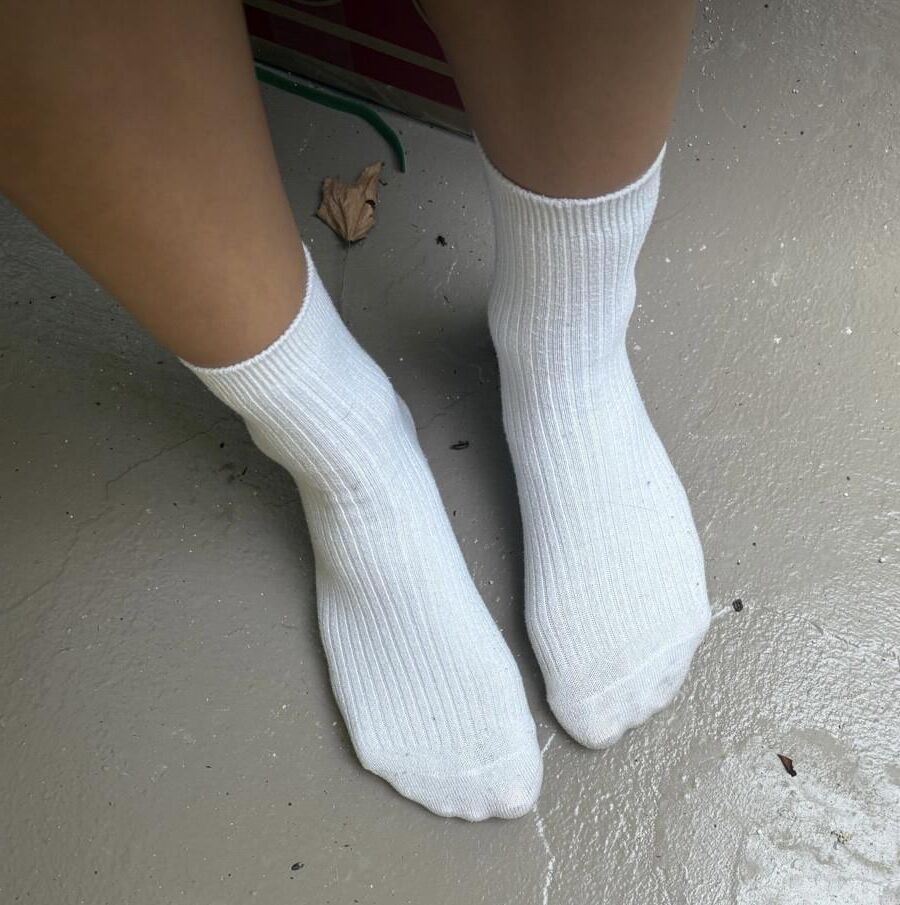 クリスティンが彼女の靴下を取り除くという新しい写真