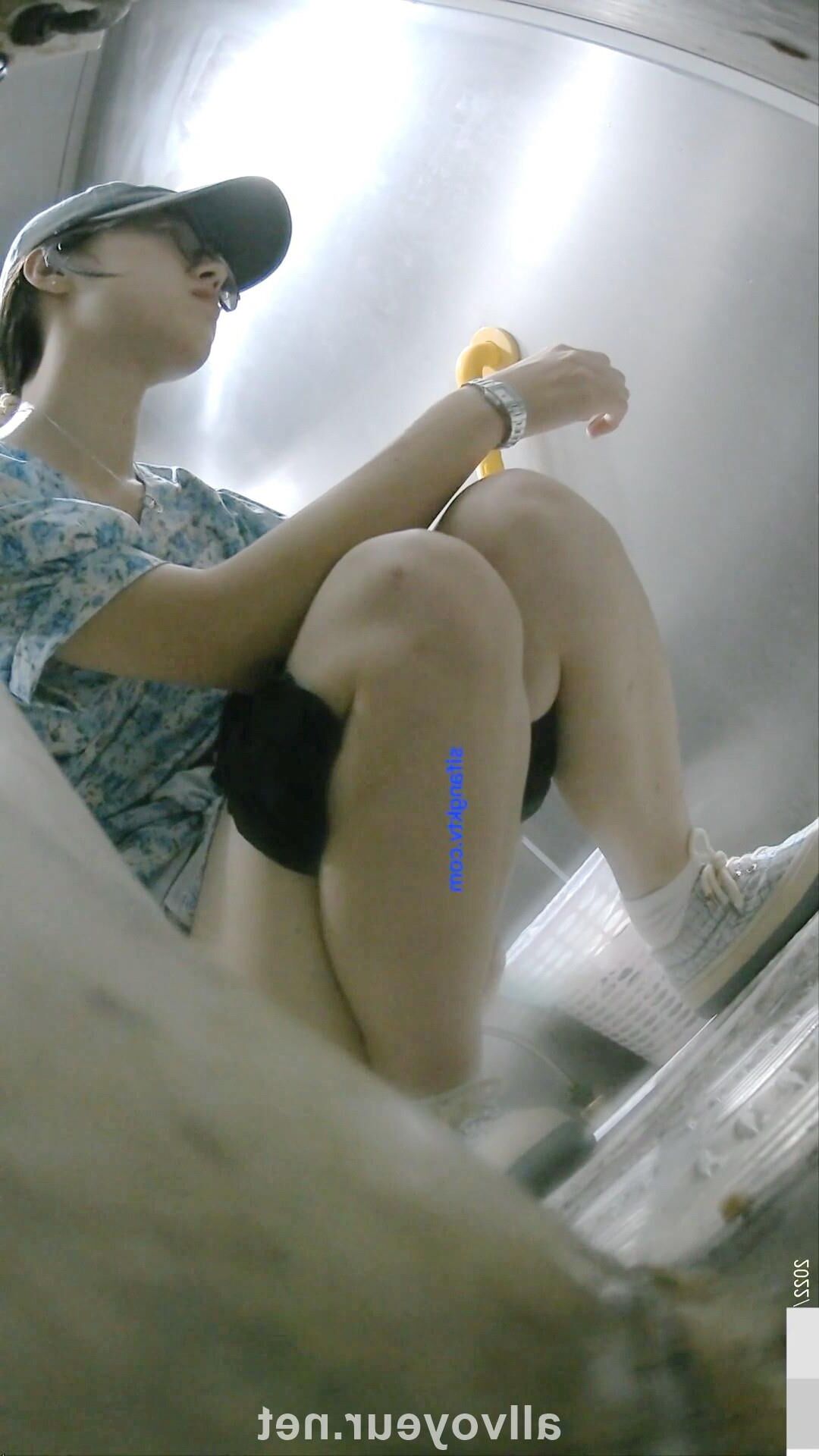 WC Voyeur. Peeing chinese wet hairy pussy 