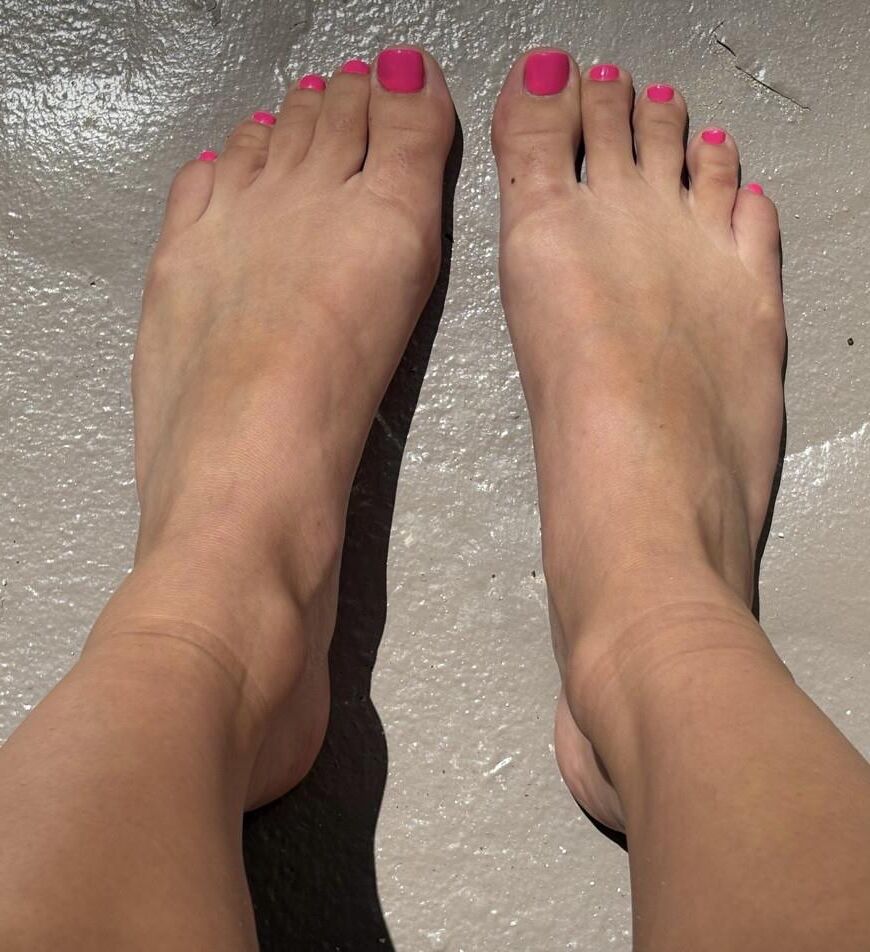 Kristins Sexy Pink Toes and Soles a la luz del sol
