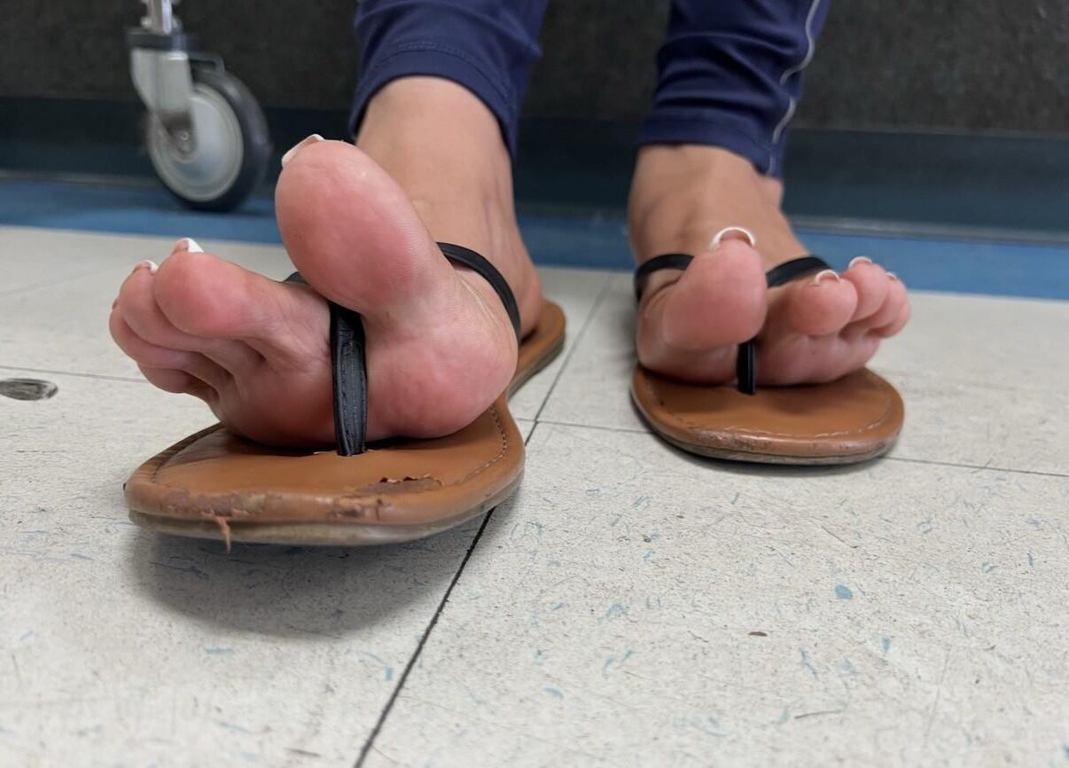 白いフレンチチップペディキュア