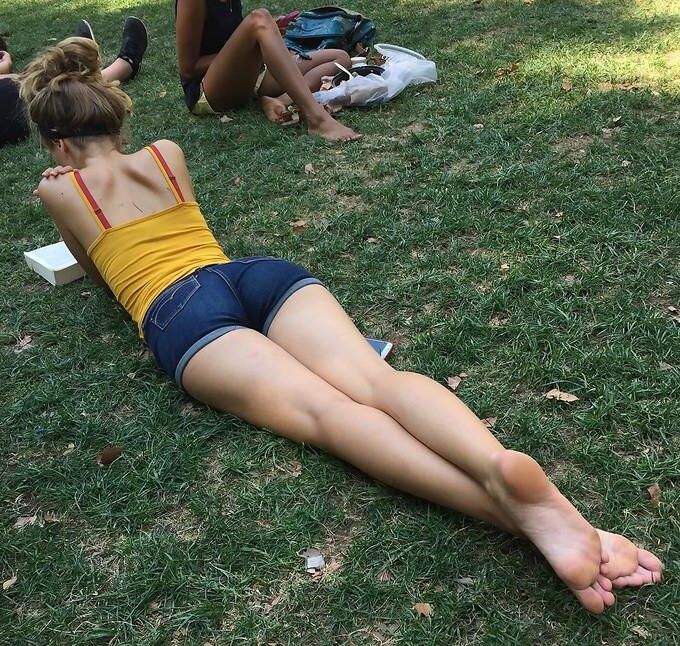 率直なセクシーな足