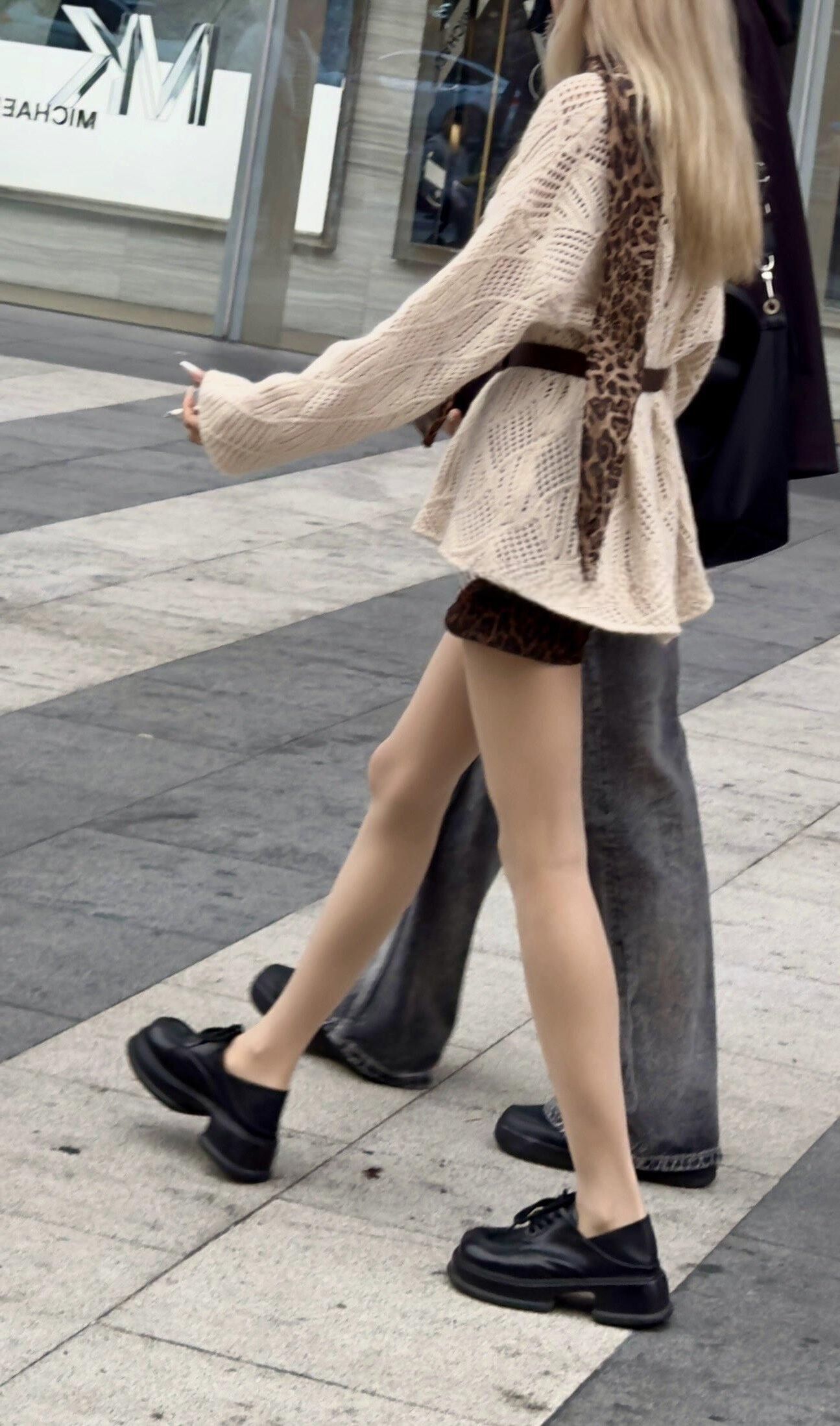率直なセクシーな足