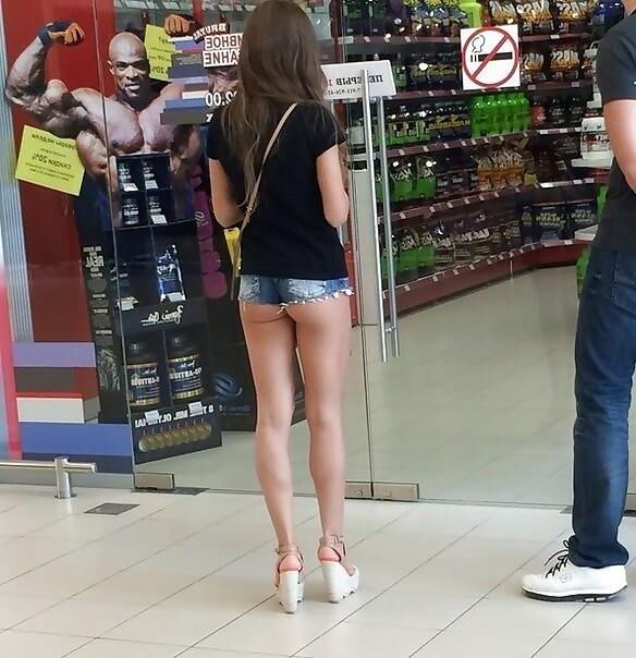 率直なセクシーな足