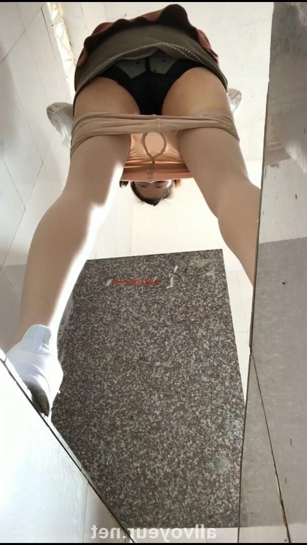 WC Voyeur. Peeing chinese wet hairy pussy 