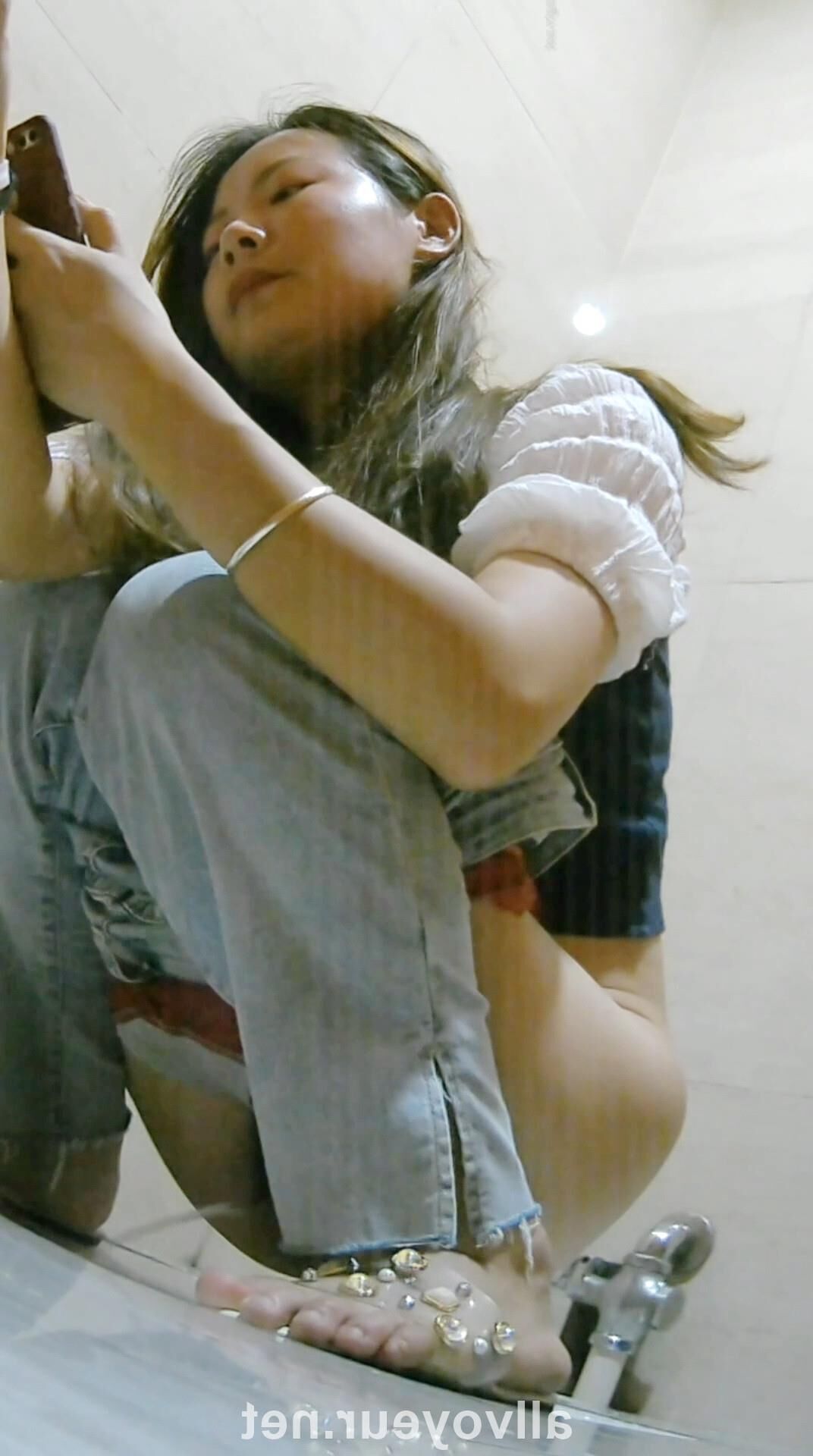WC Voyeur. Peeing chinese wet hairy pussy 