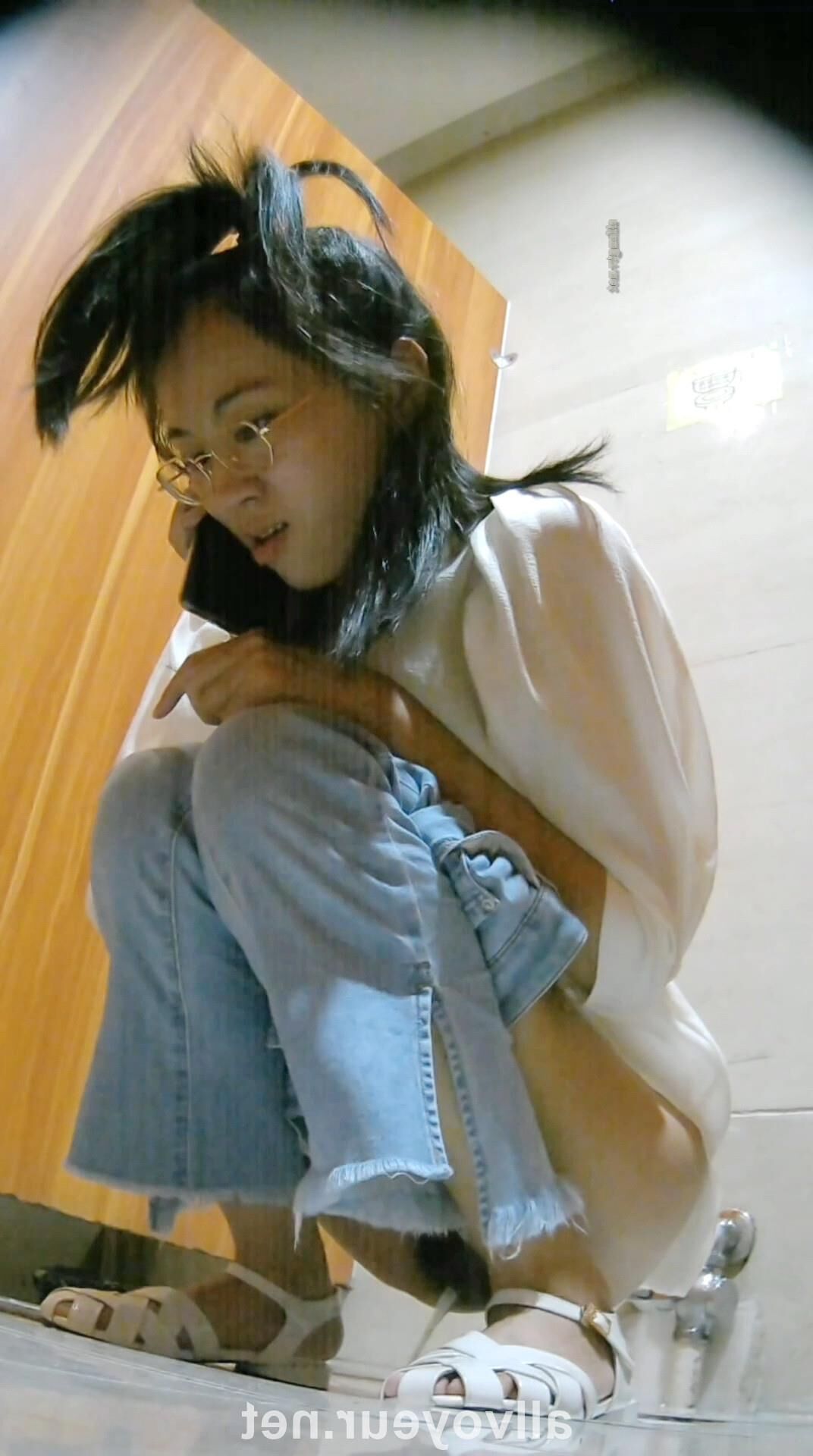 WC Voyeur. Peeing chinese wet hairy pussy 