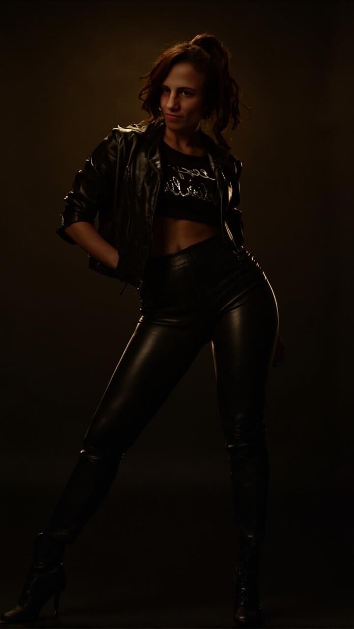 Hot AI fantasy girl " Sexy Leather Liz" 