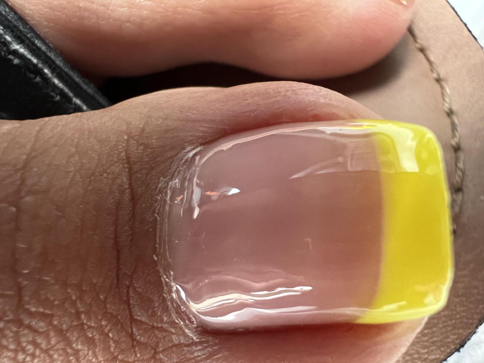 黄色のフレンチチップペディキュア