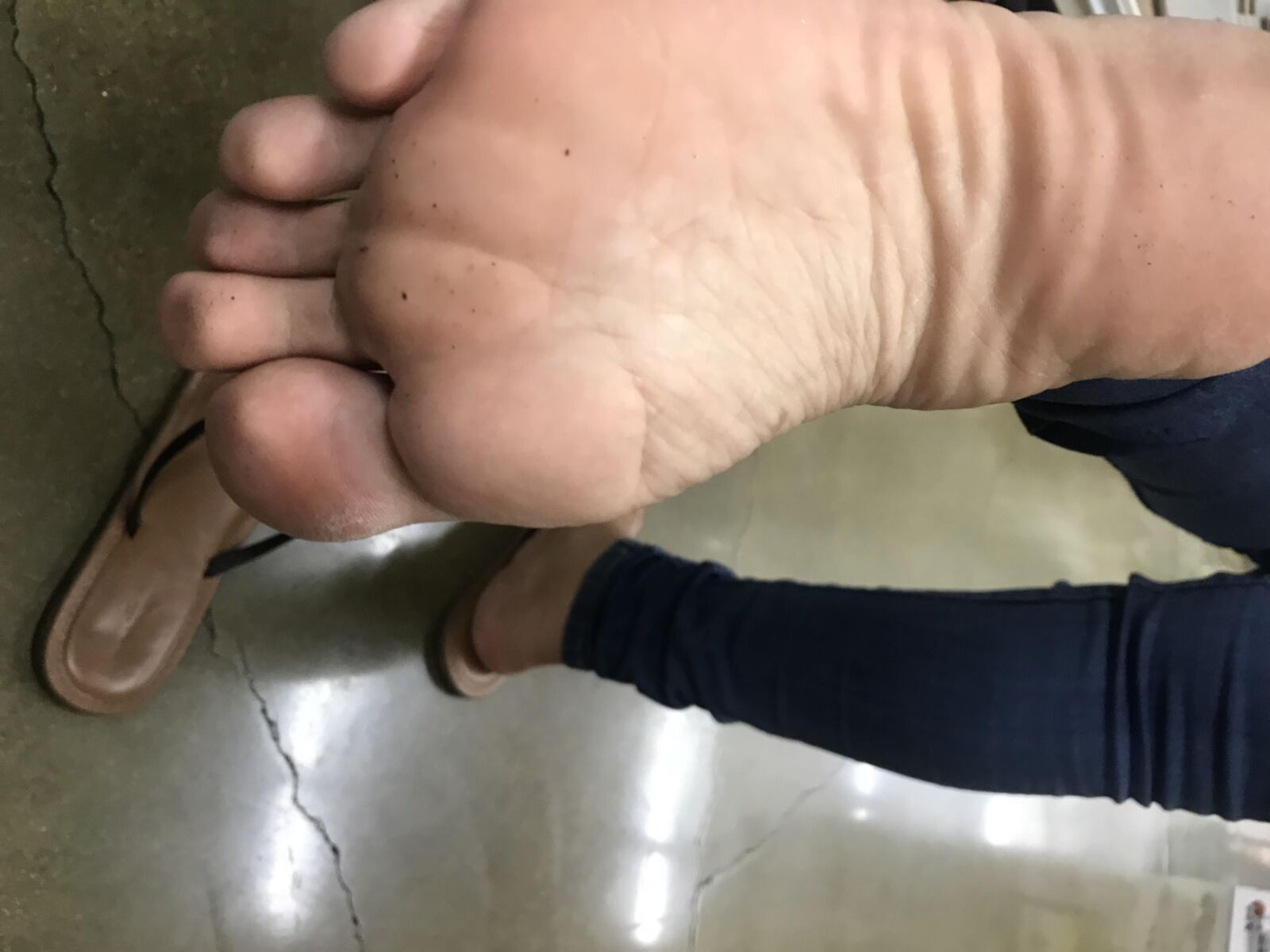 古典的な白いフレンチチップペディキュア