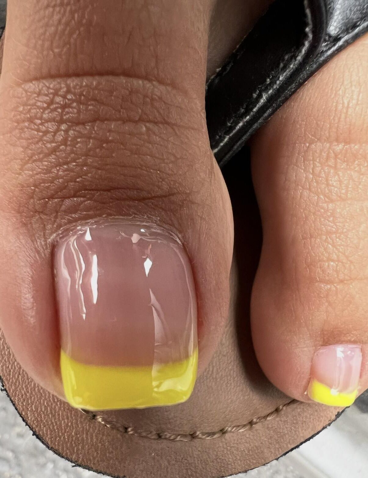 黄色のフレンチチップペディキュア
