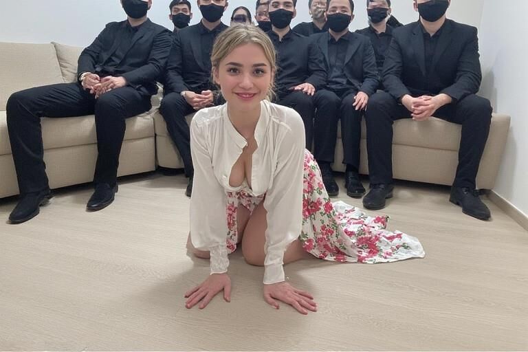 Femme chaude entourée d'hommes masqués