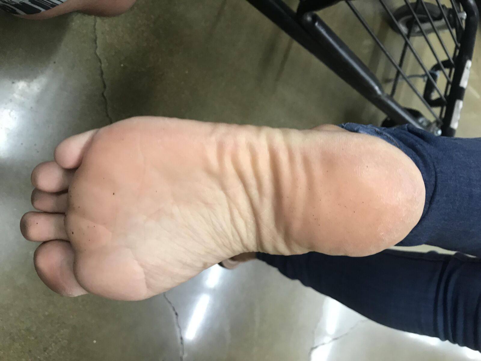 古典的な白いフレンチチップペディキュア