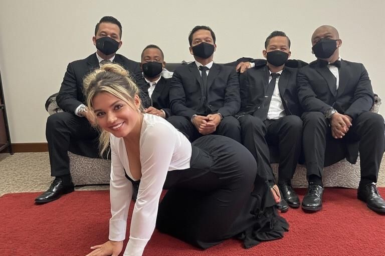 Femme chaude entourée d'hommes masqués