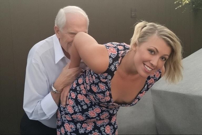 La femme aime quand son mari regarde