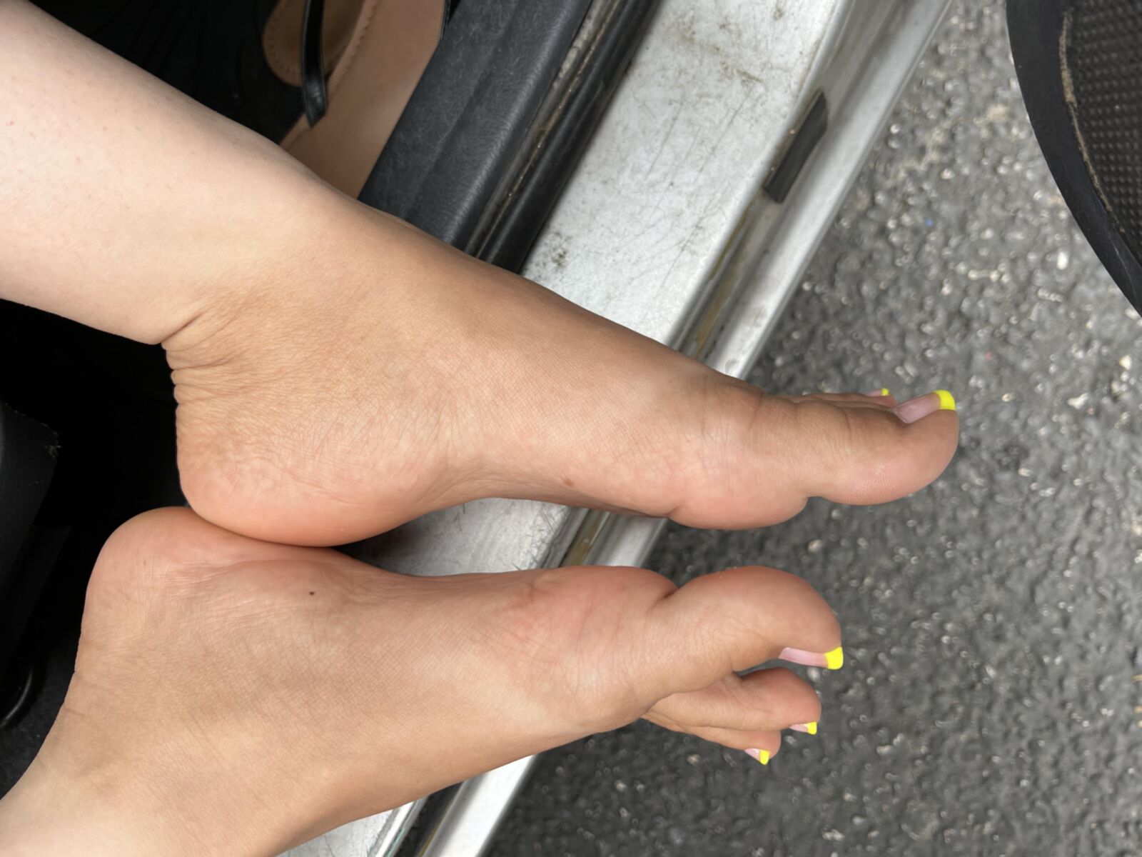 黄色のフレンチチップペディキュア