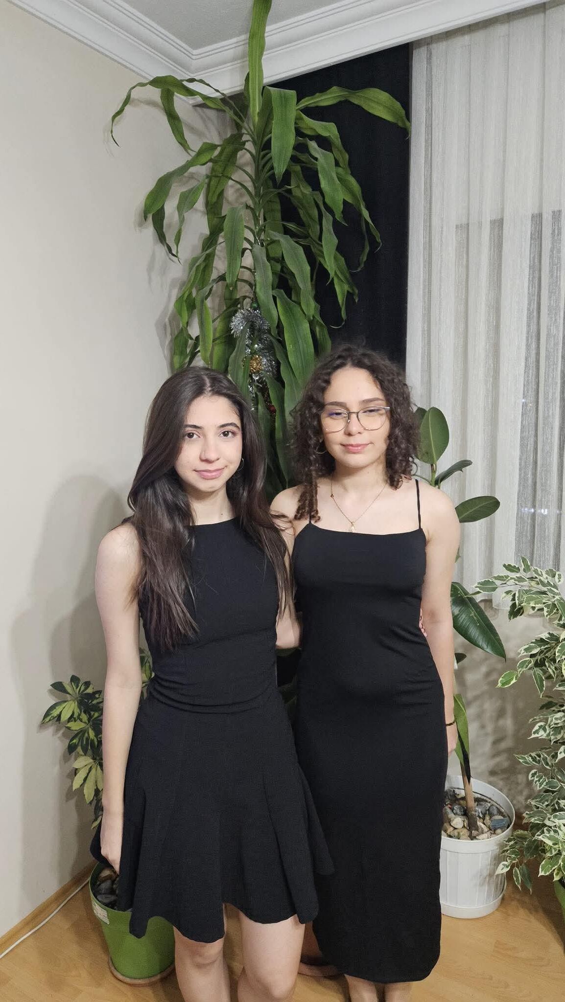 Девочки смешивают