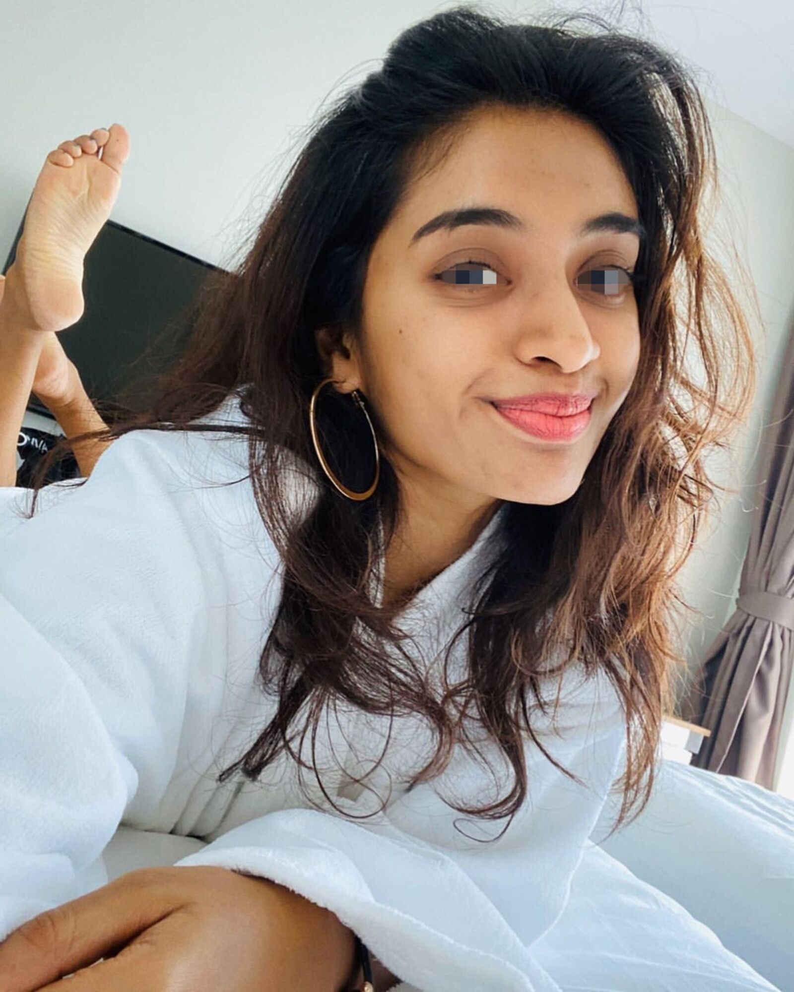 Petite Hotwife mostrando suas pernas sexy e gostosas e coxas gostosas