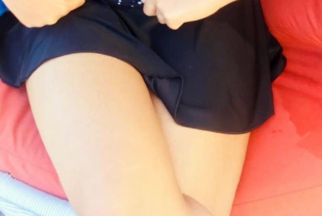 Petite Hotwife mostrando suas pernas sexy e gostosas e coxas gostosas