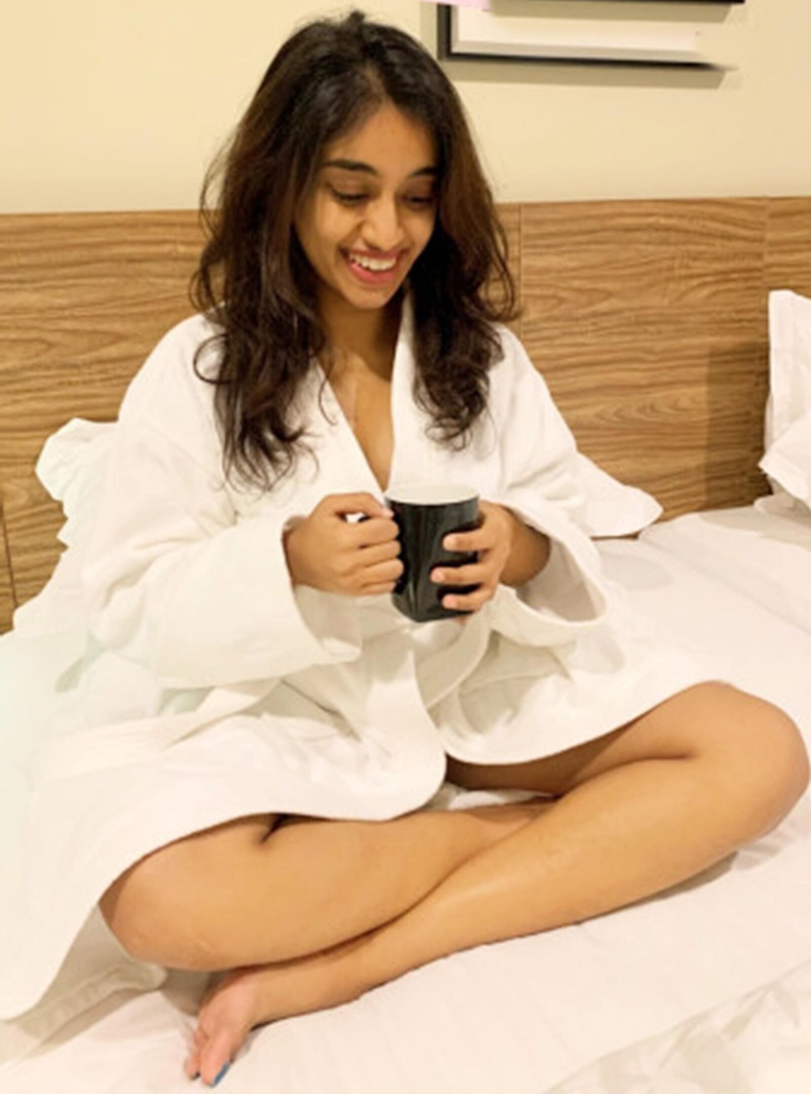 Petite Hotwife mostrando suas pernas sexy e gostosas e coxas gostosas