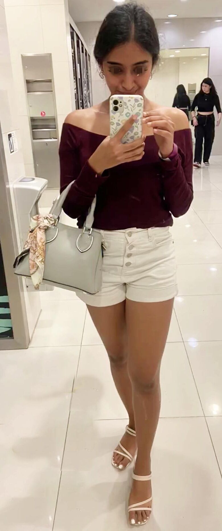 Petite Hotwife mostrando suas pernas sexy e gostosas e coxas gostosas