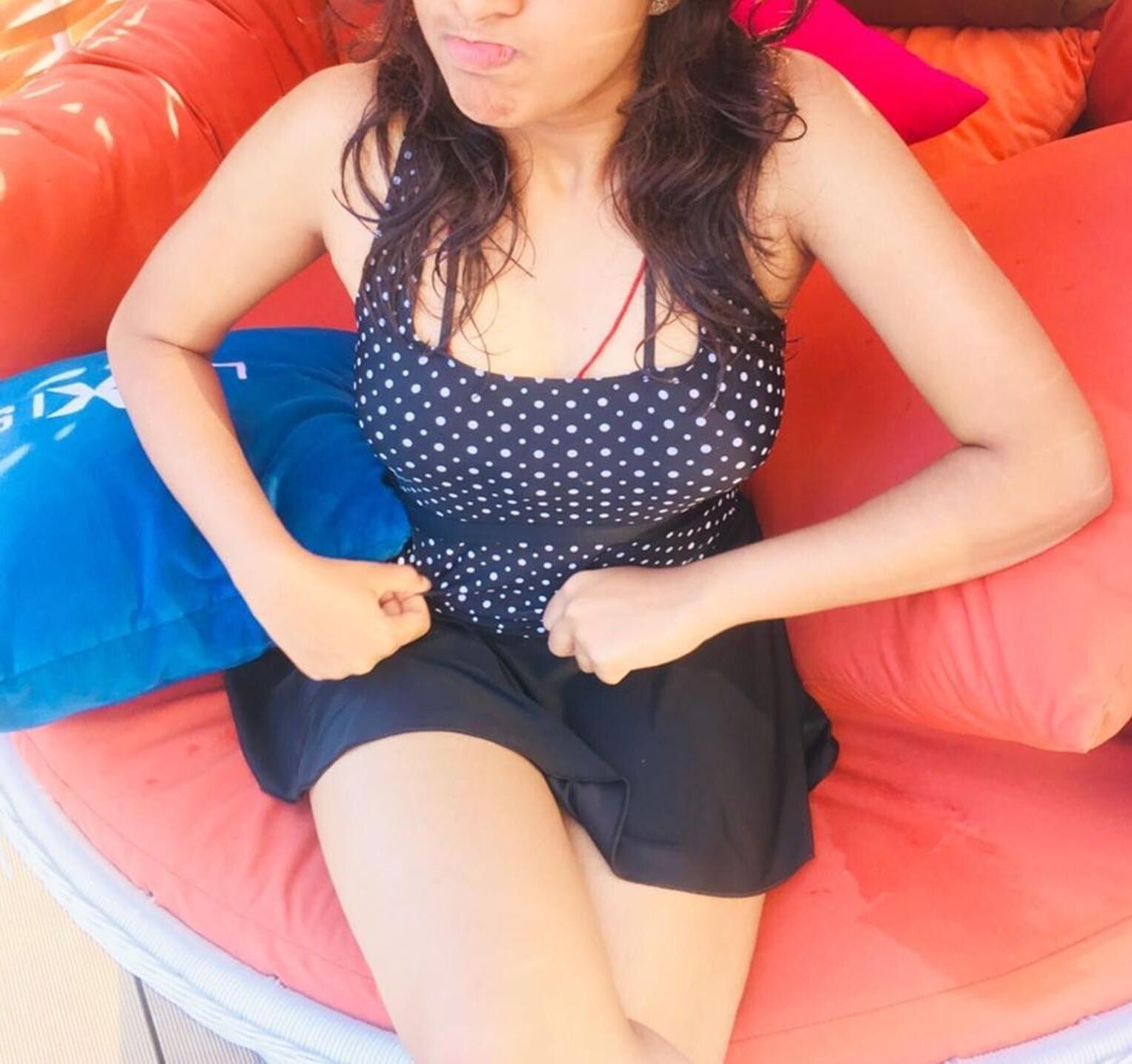 Petite Hotwife mostrando suas pernas sexy e gostosas e coxas gostosas